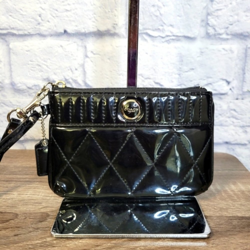 (1285) Coach Quilted Poppy Black  Wristlet